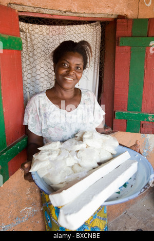 Frau Margaret Cole hat eine Seifenherstellung Geschäft in Freetown, Sierra Leone, Westafrika. Stockfoto