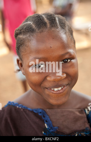 Ein Schulmädchen trägt ein Lächeln in Freetown, Sierra Leone, Westafrika. Stockfoto