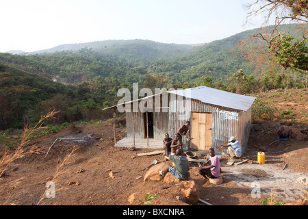 Eine Blechhütte liegt in den Hügeln nahe der Stadt von Hastings, in Sierra Leone, Westafrika. Stockfoto