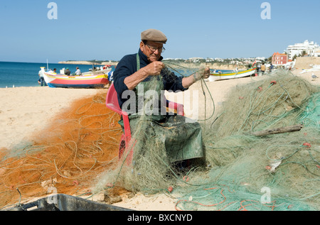 Ein Fischer am Strand, Armacao de Pera, Portugal Stockfoto