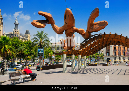 Krabben-Skulptur auf dem Brett zu Fuß entlang der Moll De La Fusta (Moll de Bosch ich Alsina) in Port Vell, Barcelona, Spanien. Stockfoto