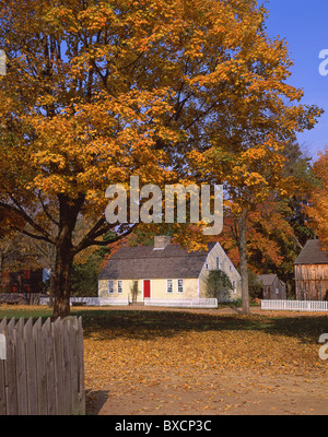 Kolonialen Cottage im Herbst (Herbst), Old Sturbridge Village, Sturbridge, Worcester County, Massachusetts, Vereinigte Staaten von Amerika Stockfoto