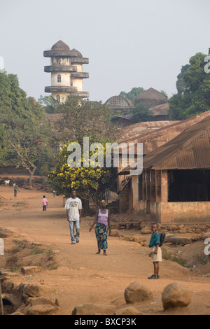 Minarette erheben sich über der Stadt Port Loko in Sierra Leone, Westafrika. Stockfoto