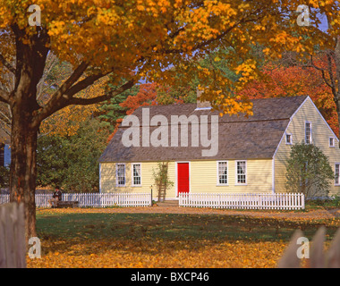 Kolonialen Cottage im Herbst (Herbst), Old Sturbridge Village, Sturbridge, Worcester County, Massachusetts, Vereinigte Staaten von Amerika Stockfoto