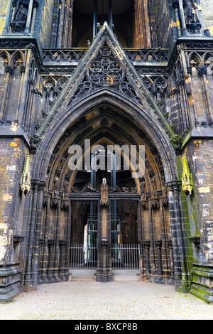 Ein Haupttor (abgesperrt) zu den Ruinen der gotischen Wiederbelebung der Nikolaikirche (St.-Nikolai-Kirche) in Hamburg, Deutschland. Stockfoto