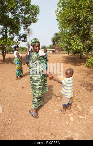 Eine Frau und ihren jungen Enkel Fuß die Straßen von Port Loko, Sierra Leone, Westafrika. Stockfoto