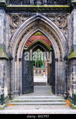 Pforte in die Ruine der gotischen Wiederbelebung der Nikolaikirche (St.-Nikolai-Kirche) in Hamburg, Deutschland. Stockfoto