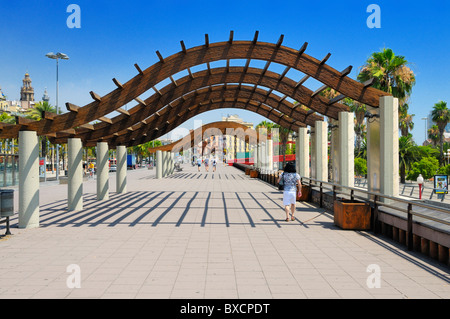 Der Vorstand zu Fuß entlang der Moll De La Fusta (Moll de Bosch ich Alsina) in Port Vell, Barcelona, Spanien. Stockfoto