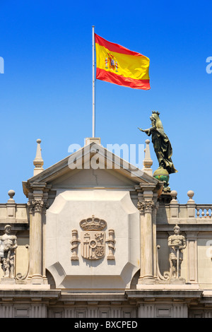 Die spanische Flagge auf dem Dach eines Gebäudes in Barcelona, Spanien. Stockfoto