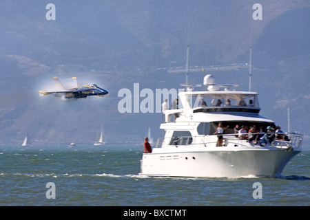 Die Blue Angels führen solo, tail #5, führt einen kurzen Pass hinter ahnungslose Segler an der San Francisco Bay Stockfoto