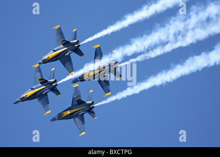 Die Blue Angels in Diamant-Formation führen eine Roll-Manöver während San Francisco Flotte Woche Air Show 2010. Stockfoto