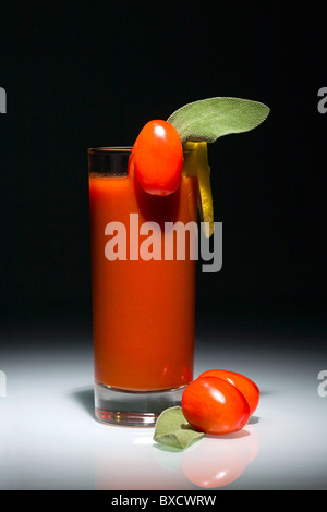 Bloody Mary cocktail im Glas mit Tomaten und Zitronenscheibe auf dem schwarzen Hintergrund isoliert Stockfoto