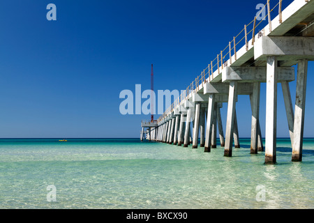 2010 Bau von Fishing Pier und Kristall klarem Wasser in Panama City Beach, Florida. Stockfoto