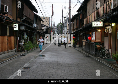 Eine historische ruhigen Straße mit Tradition japanischen Restaurants im Stadtteil Gion in Kyoto, Japan 2010 Stockfoto