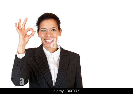 Glückliche Frau zeigt mit den Fingern einen Kreis. Isoliert auf weißem Hintergrund. Stockfoto