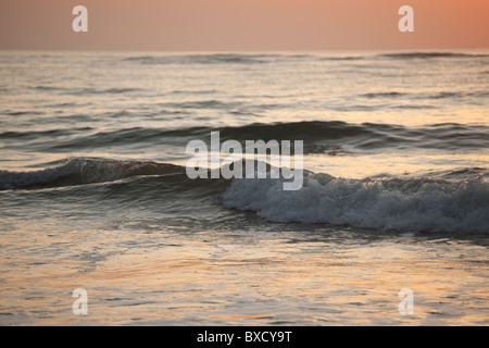 Rollende Wellen auf dem Ozean in das Abendrot Stockfoto
