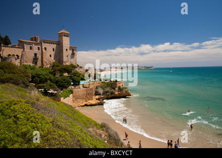 Strand und Burg von Tamarit, Altafulla, Tarragones, Tarragona, Spanien Stockfoto