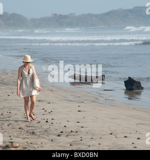 Frau zu Fuß entlang der Küste in Costa Rica Stockfoto