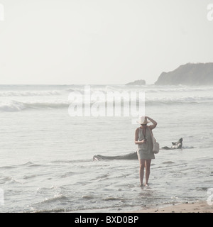 Frau zu Fuß entlang der Küste in Costa Rica Stockfoto