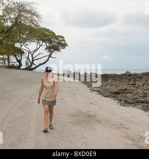 Frau zu Fuß entlang der Küstenstraße in Costa Rica Stockfoto