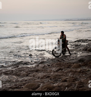 Mann auf einem Motorrad Küste Costa Rica Stockfoto