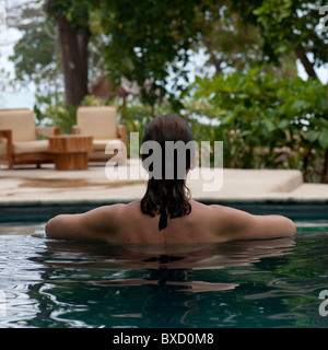 Rückansicht einer Brünette Frau in einem Pool in Costa Rica Stockfoto