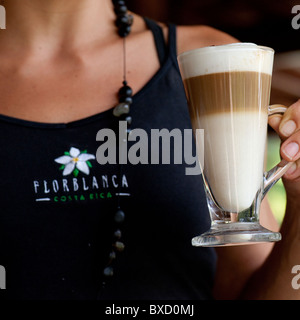 Kellnerin hält ein Getränke-Cup in Florblanca in Costa Rica Stockfoto