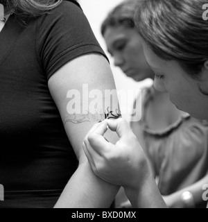 Henna-Tattoo auf einem Unterarm gezeichnet wird Stockfoto