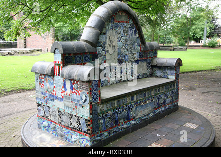 St.-Petri Gemeinde Mosaik, Keramik Sitzgelegenheit oder Bank auf dem Kirchhof von St. Peter Ad Vincula, auch bekannt als Stoke Münster Stockfoto