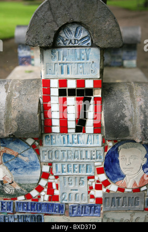 St.-Petri Gemeinde Mosaik, Keramik Sitzgelegenheit oder Bank auf dem Kirchhof von St. Peter Ad Vincula, auch bekannt als Stoke Münster Stockfoto