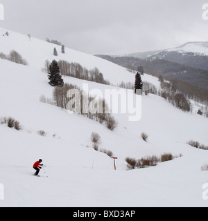 Dowenhill Skifahrer auf der Piste in Vail, Colorado Stockfoto