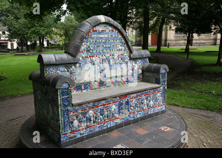 St.-Petri Gemeinde Mosaik, Keramik Sitzgelegenheit oder Bank auf dem Kirchhof von St. Peter Ad Vincula, auch bekannt als Stoke Münster Stockfoto