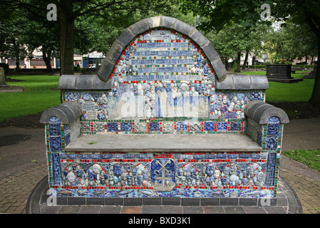 St.-Petri Gemeinde Mosaik, Keramik Sitzgelegenheit oder Bank auf dem Kirchhof von St. Peter Ad Vincula, auch bekannt als Stoke Münster Stockfoto