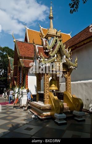 Touristen im Wat Phra That Doi Suthep in Chiang Mai in Thailand. Stockfoto