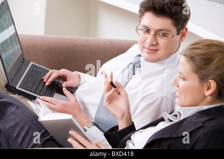 Porträt von Geschäftsleuten auf einem Sofa sitzt und Diskussion über ein neues Projekt Stockfoto