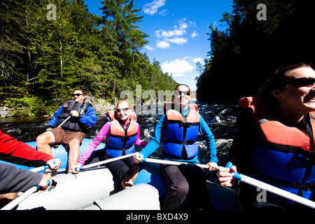 Eine Gruppe von Erwachsenen Wildwasser-rafting in Maine. Stockfoto