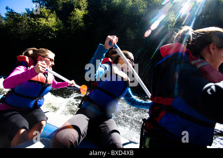 Eine Gruppe von Erwachsenen Wildwasser-rafting in Maine. Stockfoto