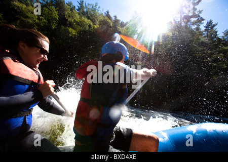 Eine Gruppe von Erwachsenen Wildwasser-rafting in Maine. Stockfoto