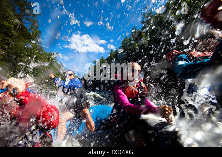 Eine Gruppe von Erwachsenen Wildwasser-rafting in Maine. Stockfoto