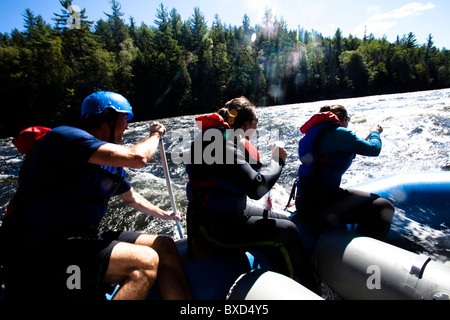 Eine Gruppe von Erwachsenen Wildwasser-rafting in Maine. Stockfoto