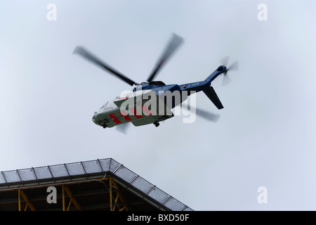 Bristows Sikorsky S-92 Landung auf Tern eine Plattform-Nordsee Stockfoto