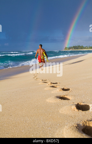 Eine erstaunliche Regenbogen über Rocky Point, an der Nordküste von Oahu, Hawaii. Stockfoto