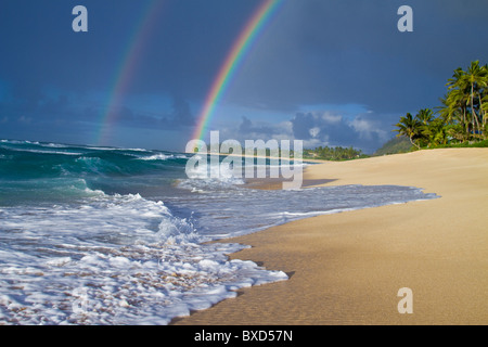 Eine erstaunliche doppelter Regenbogen über Rocky Point, an der Nordküste von Oahu, Hawaii. Stockfoto