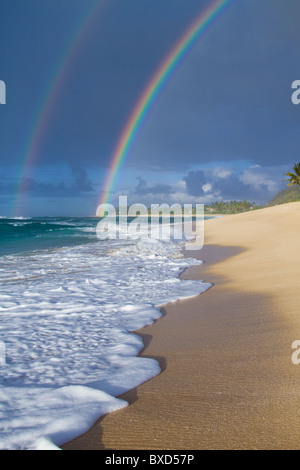 Eine erstaunliche doppelter Regenbogen über Rocky Point, an der Nordküste von Oahu, Hawaii. Stockfoto