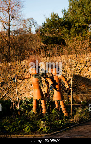 Flower Pot Vogelscheuchen am RHS Rosemoor in Devon, England, Vereinigtes Königreich Stockfoto