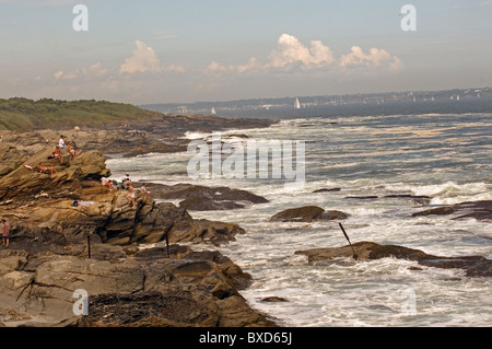 Brandung vor der Küste von Felsen am Beavertail Leuchtturm in Jamestown Rhode Island Stockfoto