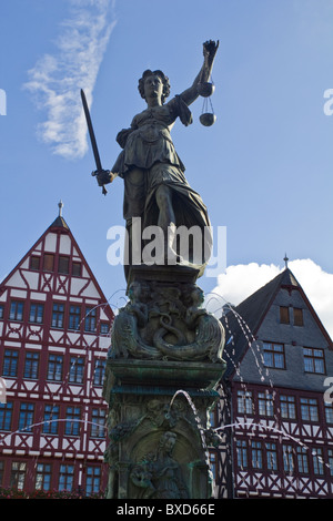 Brunnen mit der Statue der Gerechtigkeit in Romerplatz, Frankfurt Am Main, Hessen, Deutschland Stockfoto