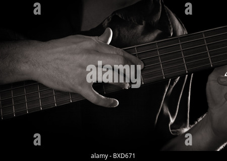 spielen auf der e 6-Saiter-Bass (Rechte Hand tapping-Technik); monochromes Bild getönt Stockfoto