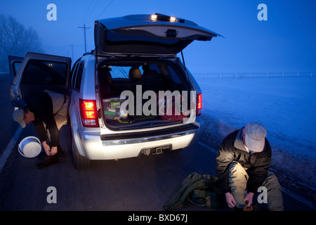 Zwei erfahrene Angler binden ihre Angeln Stiefel in den frühen Morgenstunden auf der Provo River, Utah. Stockfoto