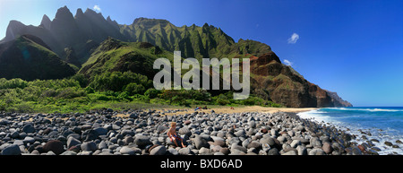 Wanderer am Ende der Kalalau Trail entlang der Na Pali Küste, Kauai, Hawaii Stockfoto